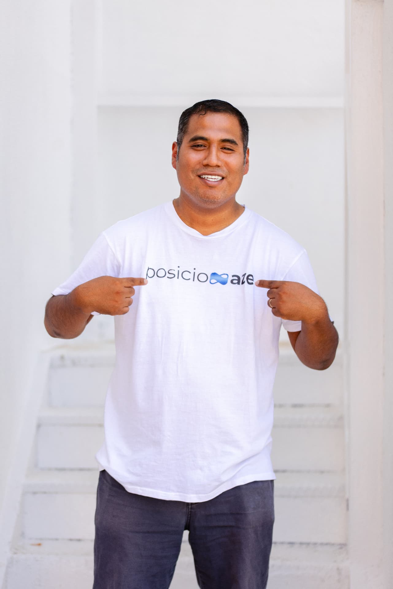 Consultor SEO de Posicionaze con la camiseta de la agencia